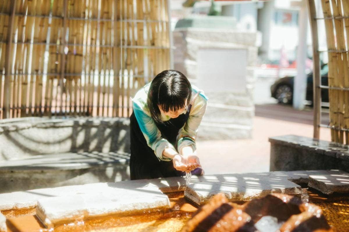源泉かけ流しの「手湯」