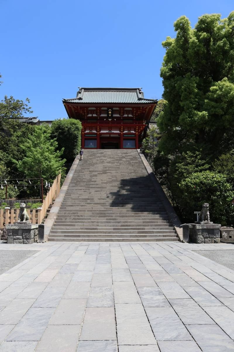 正面参道の大きな石段は八幡宮の象徴のひとつ