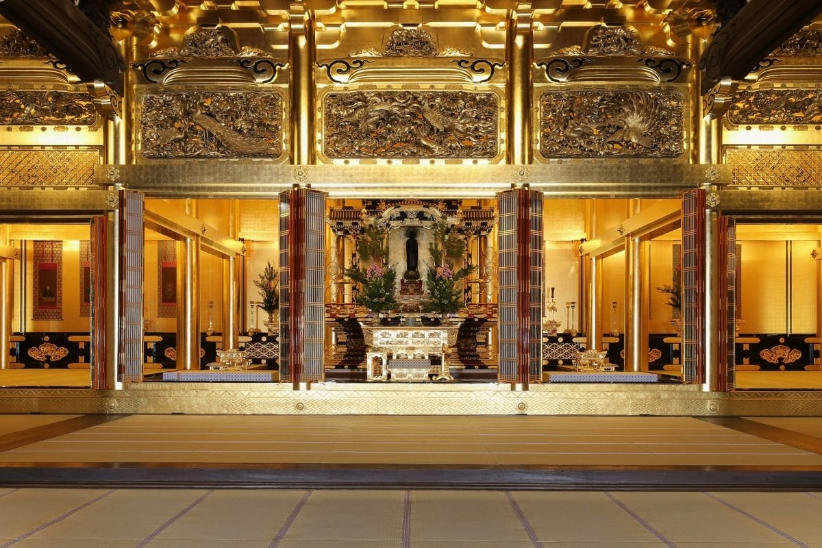 金色の日本家屋の室内