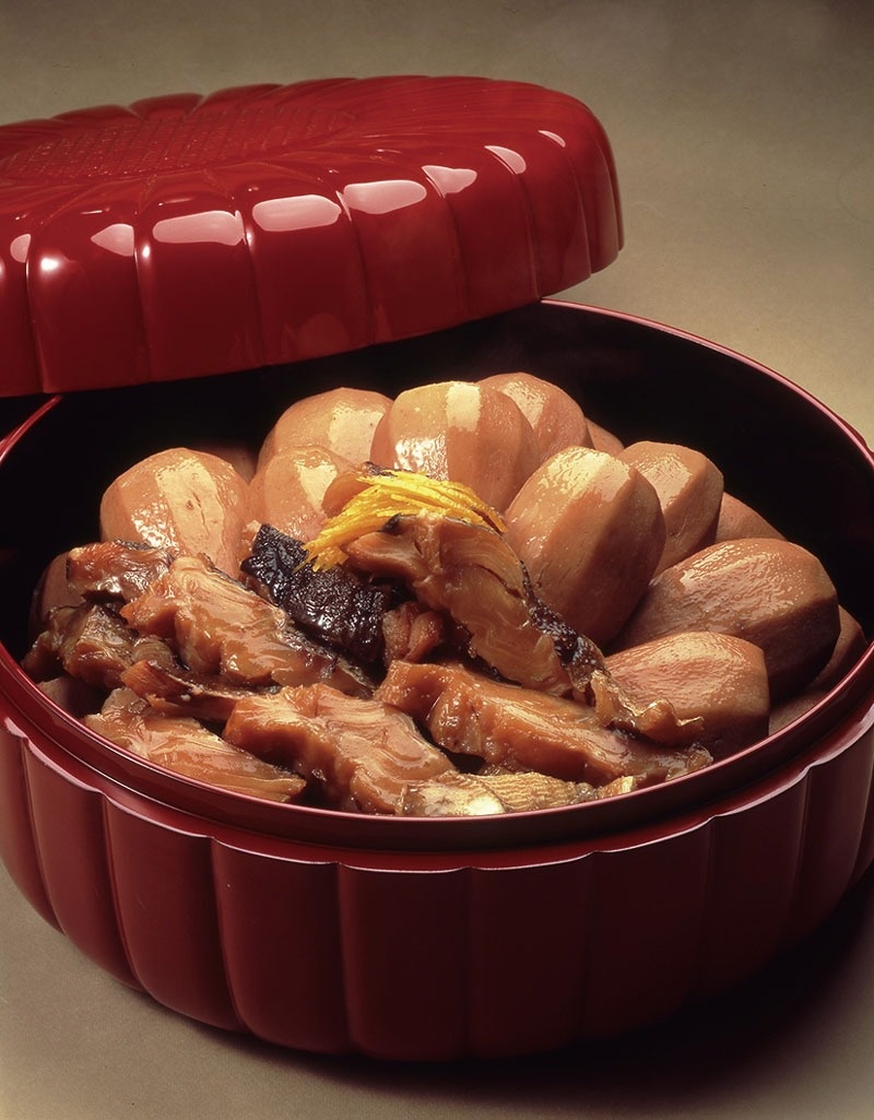 赤い器に入った煮物