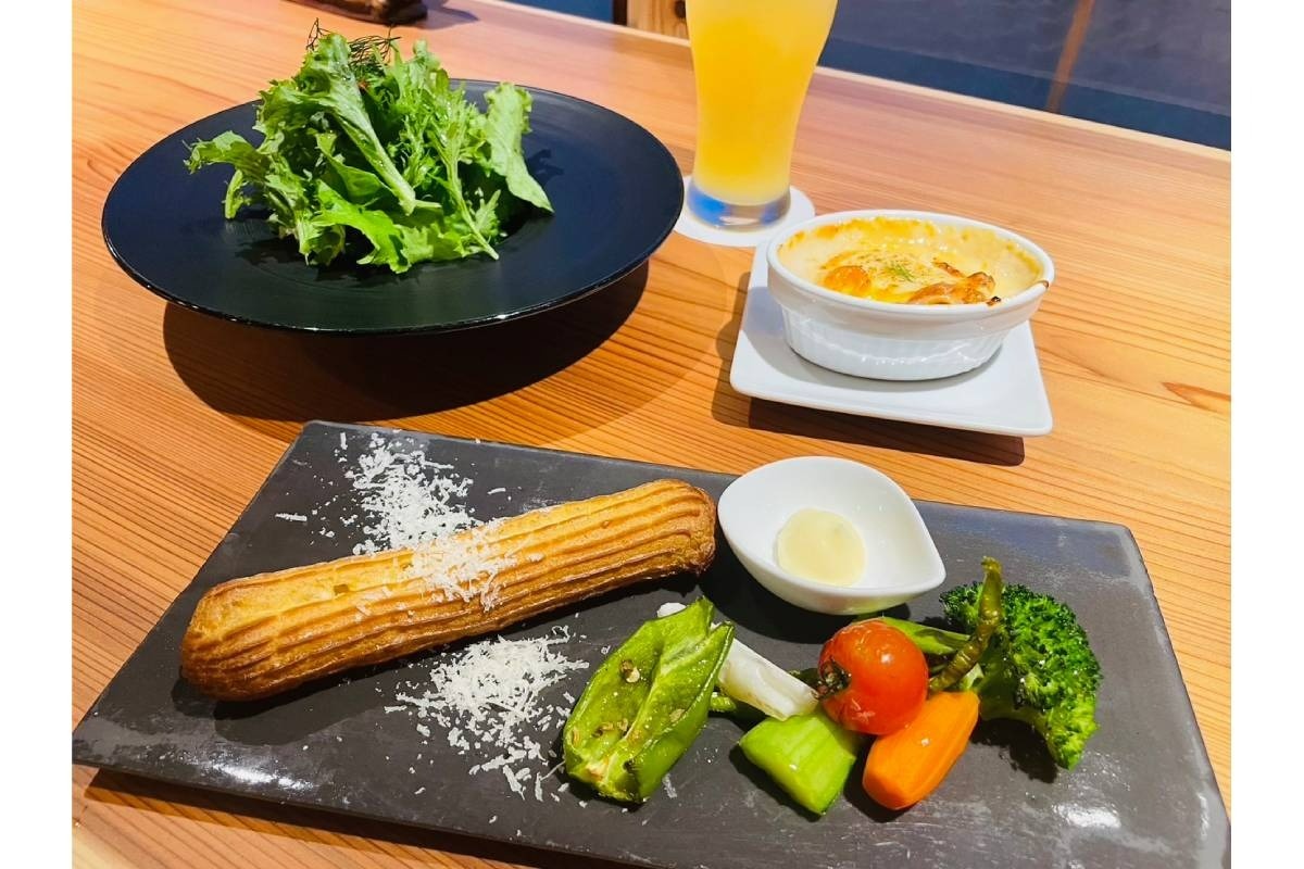 エクレアのランチは1900円でドリンクとサラダ付き（デザートは別）