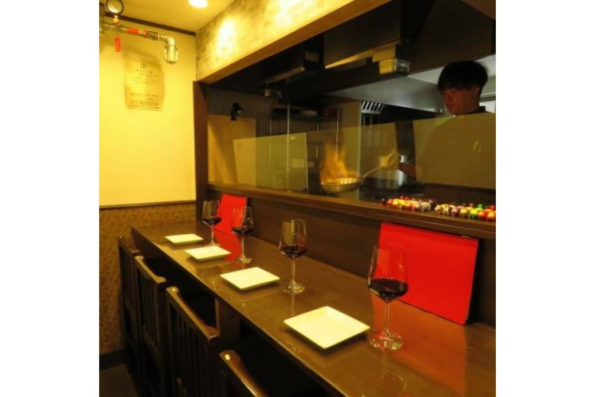 4人掛けのテーブル席のほか、オープンキッチンになったカウンターもあり