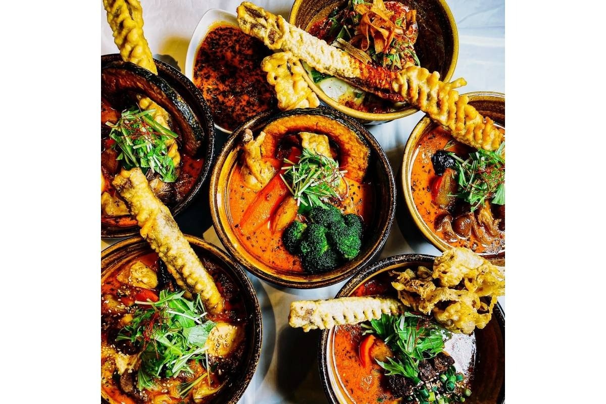 名物のチキンと野菜カリー（1600円）をはじめ、11種類のメニューがそろう