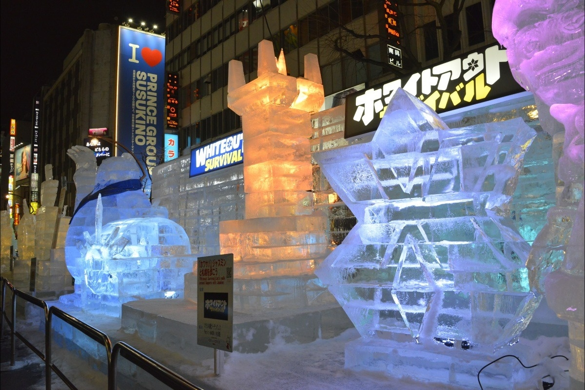 すすきの会場にはさまざまな氷の像も登場