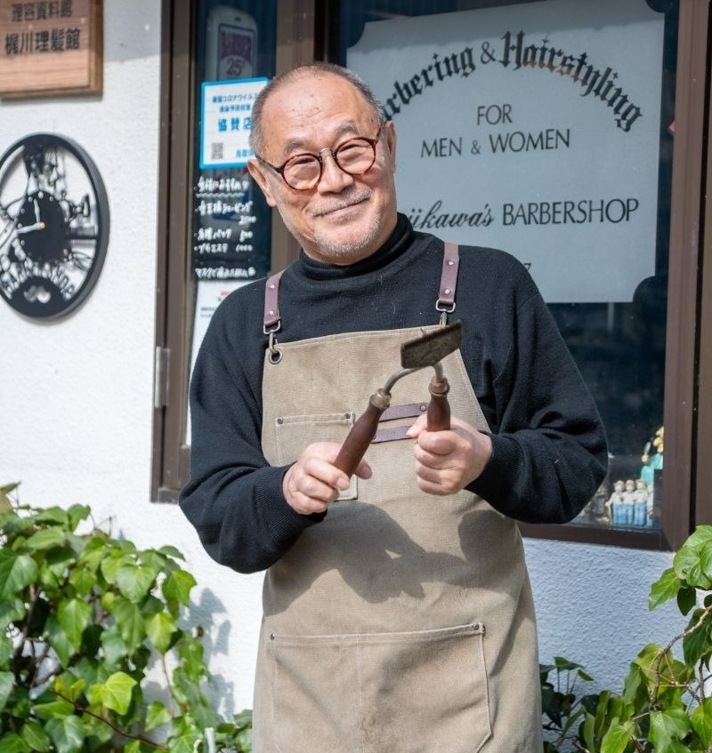 エプロン姿の男性