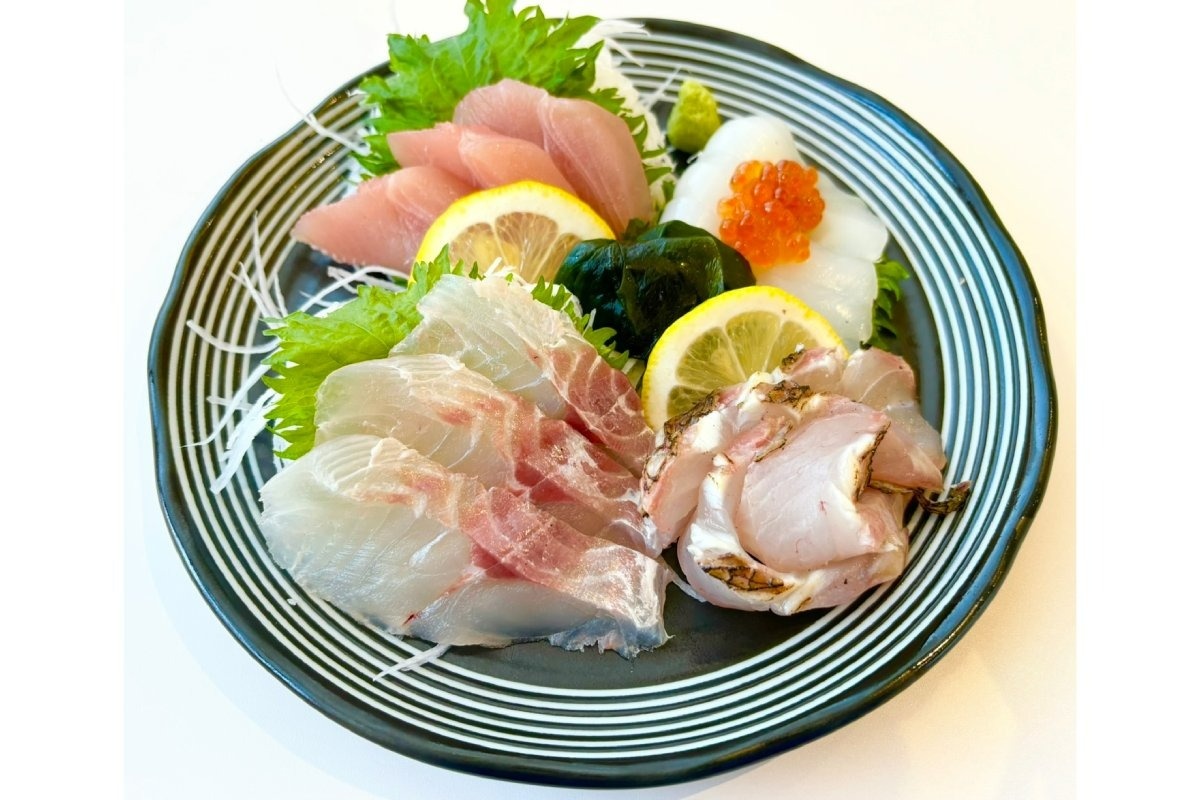 その日獲れた新鮮な魚が味わえる刺身定食（1700円）