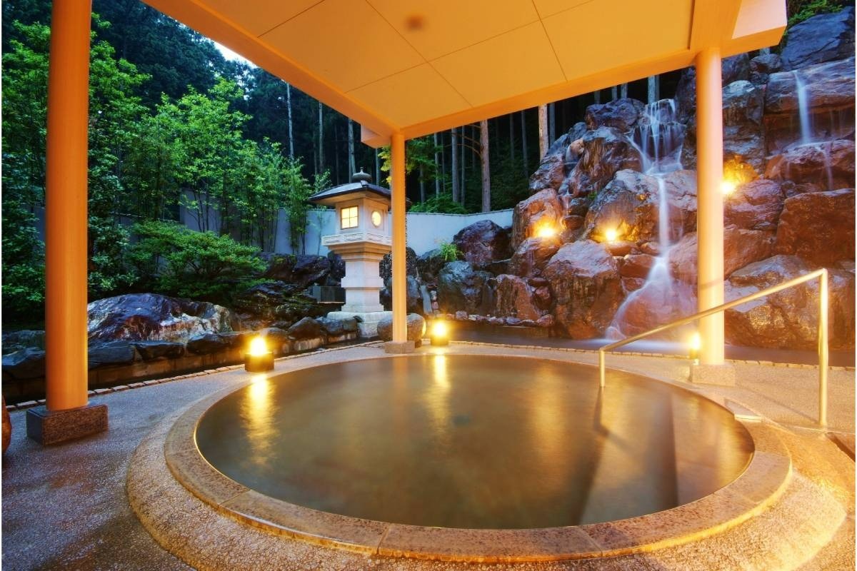 周囲の自然に抱かれて寛ぐ露天風呂