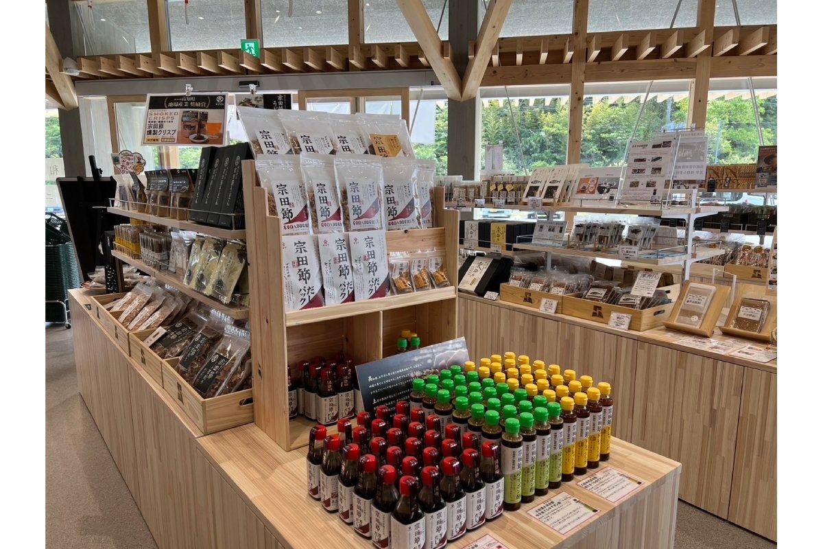 宗田節など地元の名産品が並ぶ