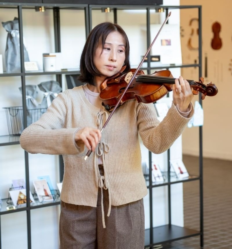 バイオリンを弾く女性