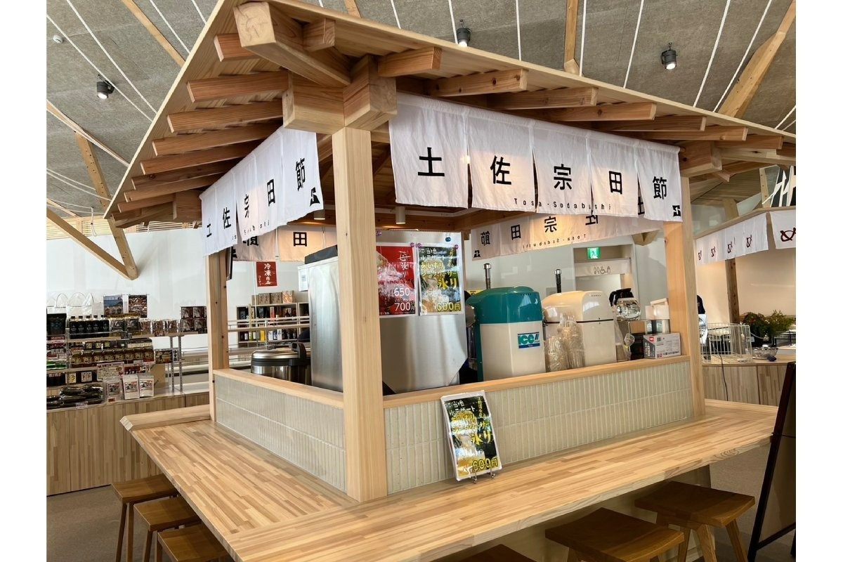 屋台のような雰囲気で宗田節を味わえるカフェ