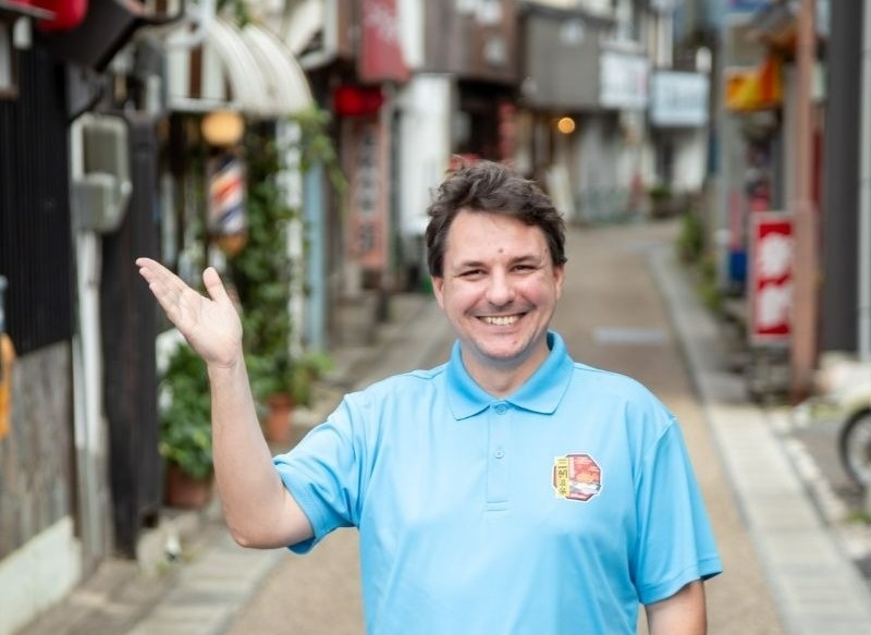 青いシャツを着た男性