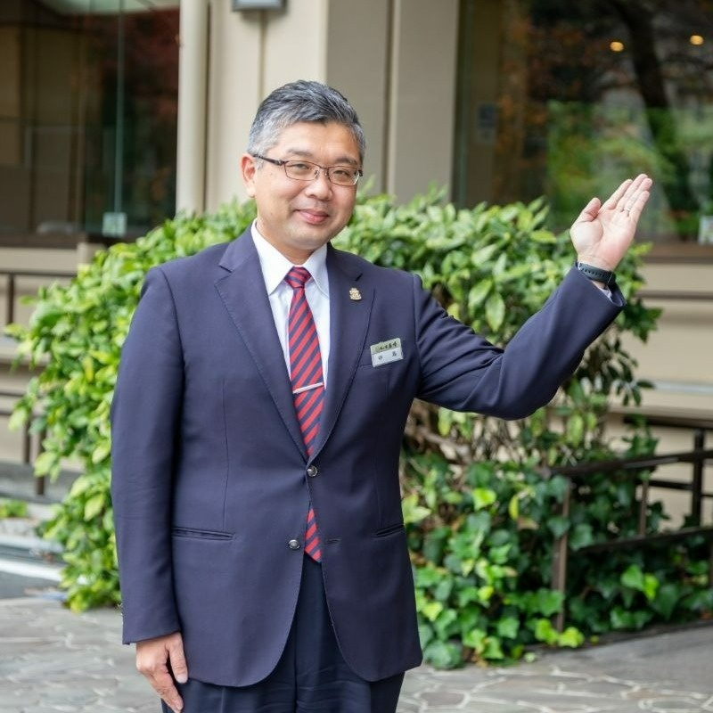 スーツを着た男性