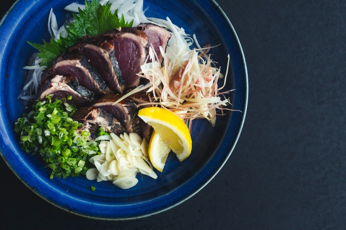 土佐清水の名物カツオなど、地産地消の料理を楽しめる