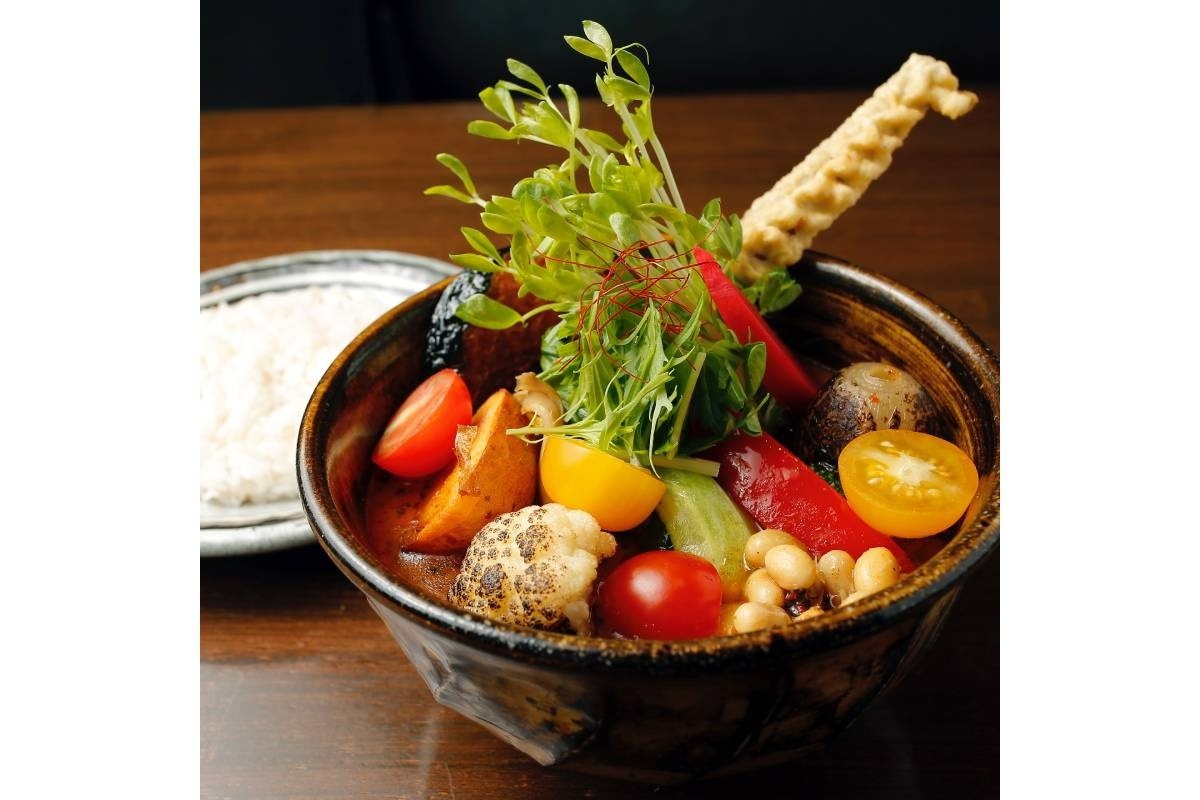 名物ゴボウバーもトッピングされた季節の旬菜カリー（1650円）