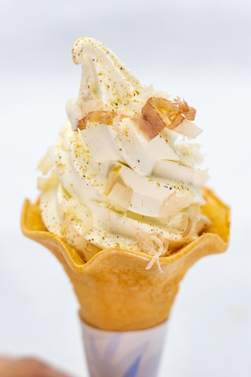 宗田節をトッピングしたソフトクリーム（500円）