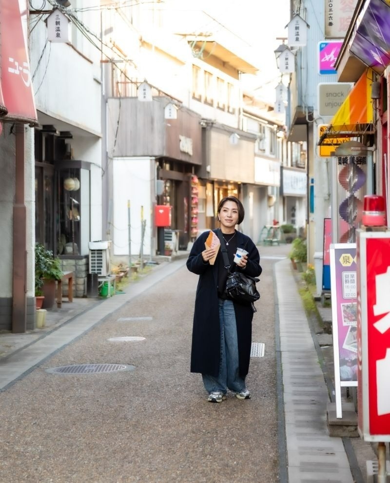 射的屋や駄菓子屋が並ぶ レトロな温泉街。ドリン クやパンを手に散策を