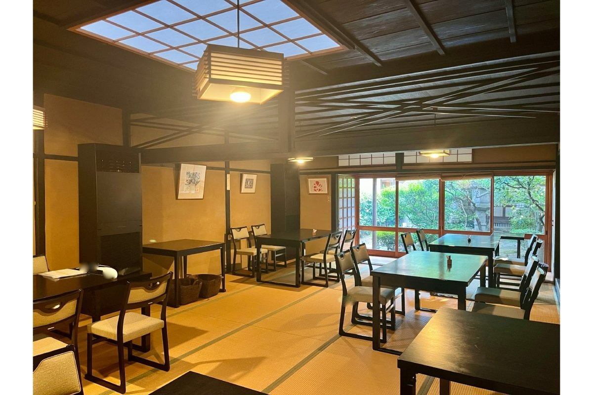 純和風の店内で庭を眺めながらいただける
