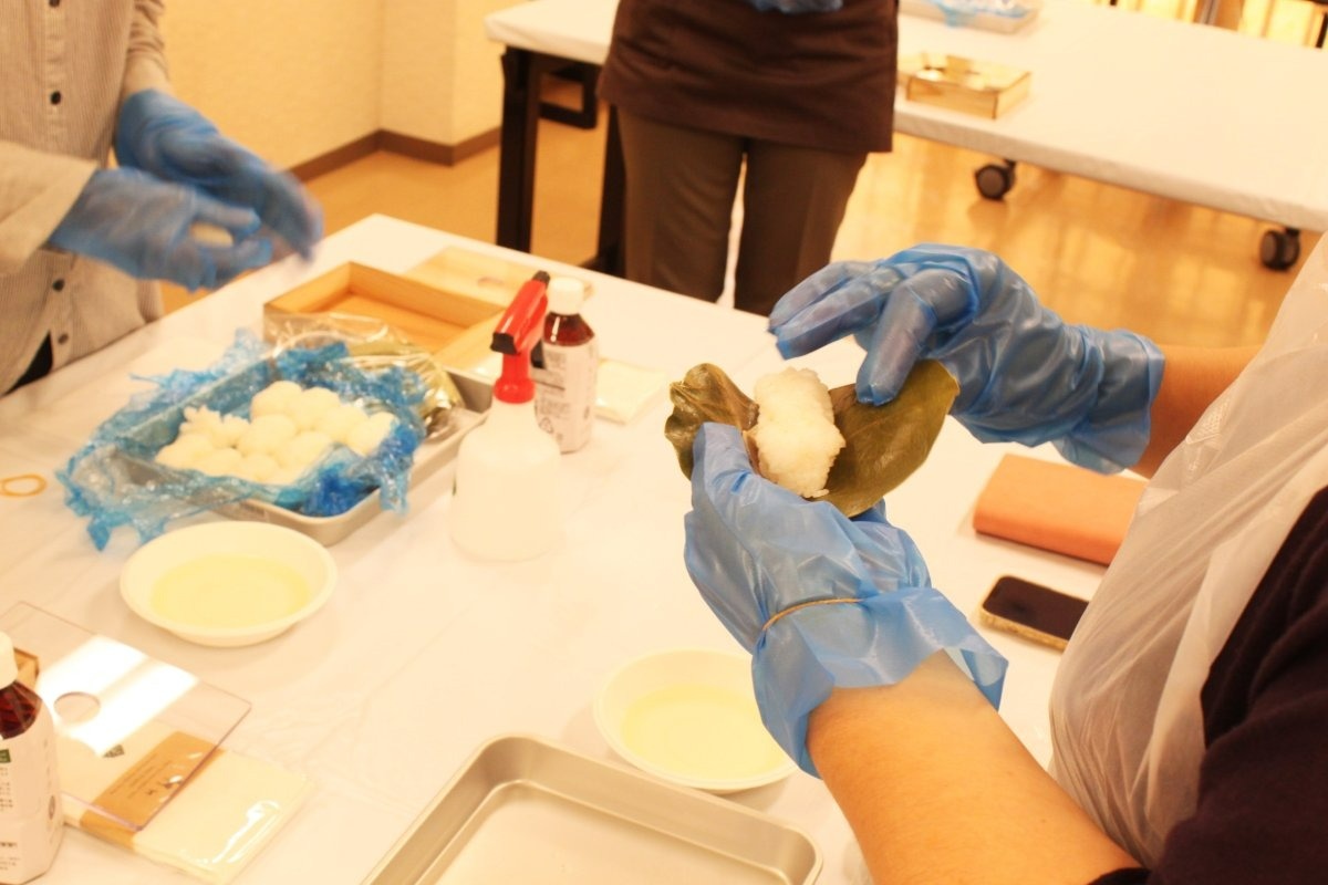 簡易エプロンも用意され、身一つで訪ねても体験できる