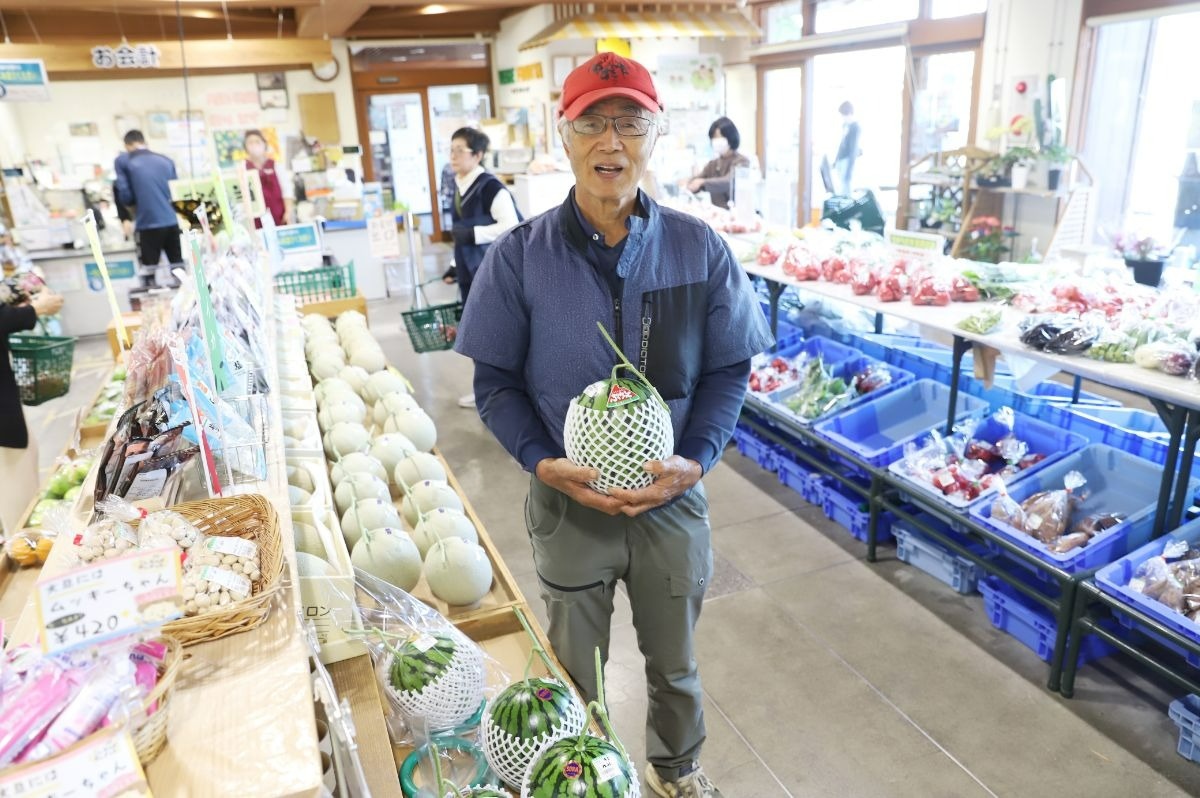 スイカを持った男性