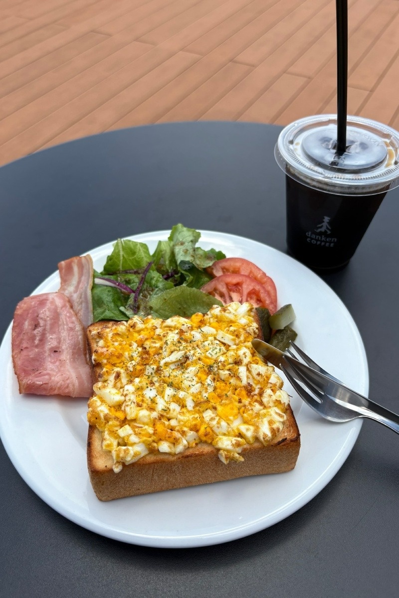 指宿産の鰹節が入った特製たまごフィリングともっちりとした高加水パンを使ったパクス限定「たっぷりたまごトースト」680円（単品）