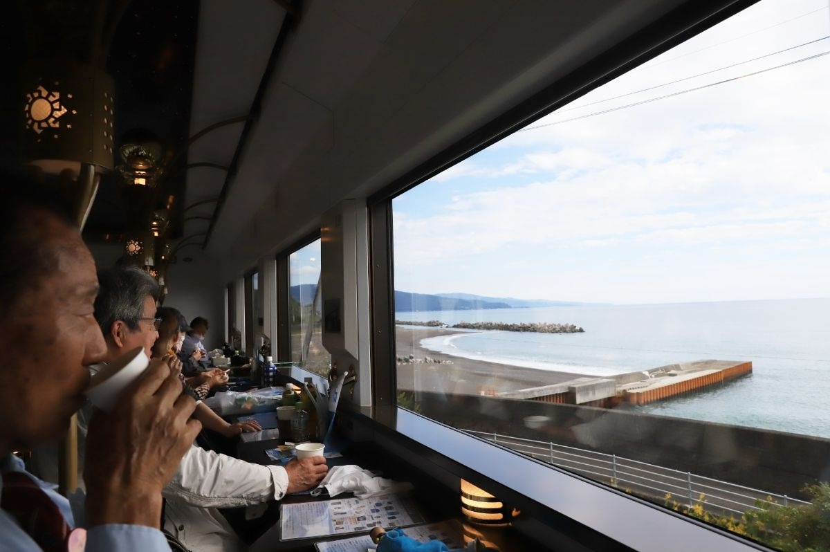 高架の線路が海岸線に近づくため、大海原を一望