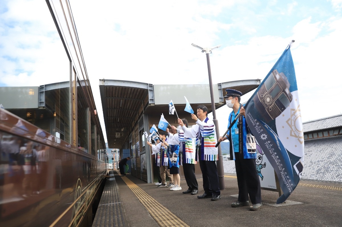 停車駅では観光協会スタッフなどがお出迎え。降車OKの駅では地元民との交流も楽しみだ