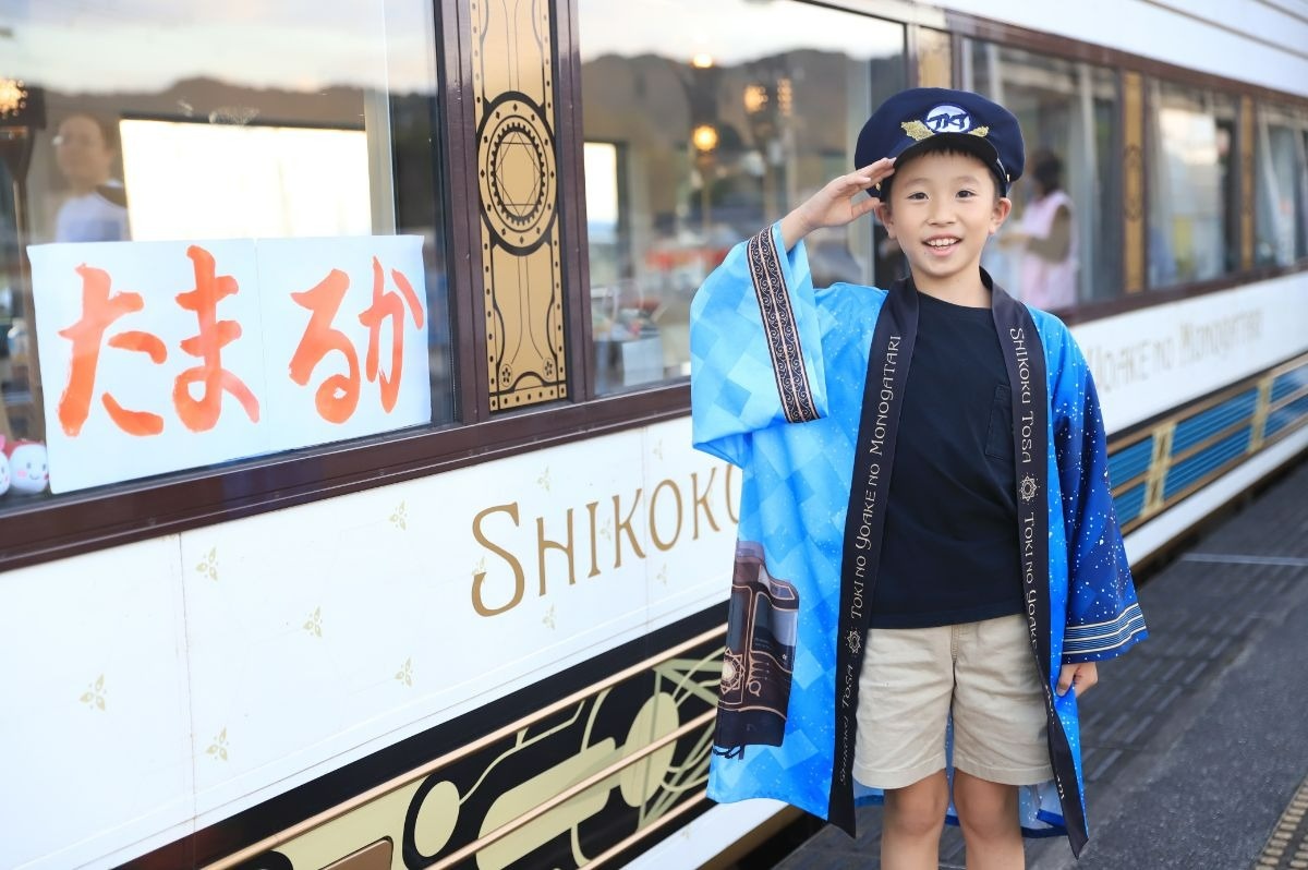 車掌帽子が似合う地元の小学生・徳廣時央くん