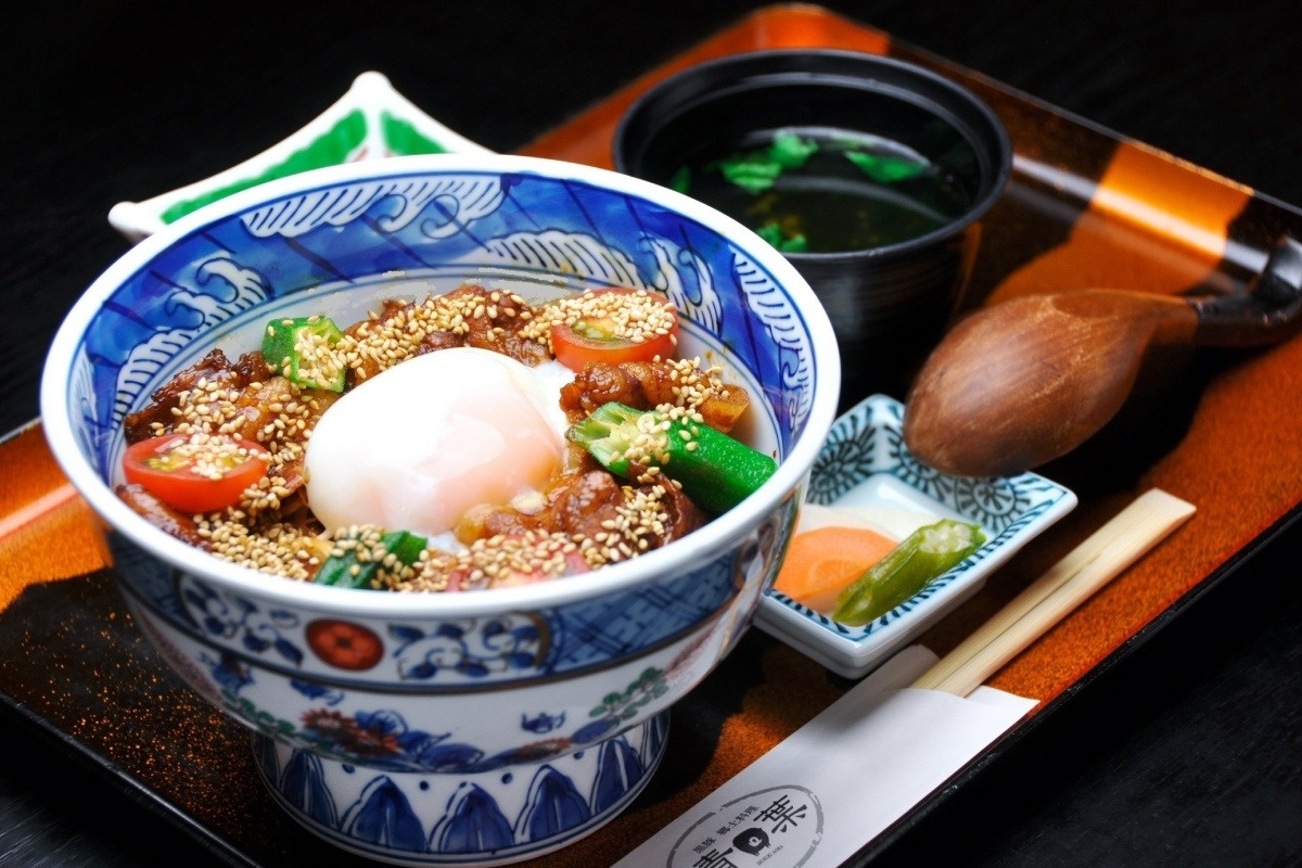 温泉卵と黒豚と混ぜていただくまろやかでコクのある「温たまらん丼」1180円