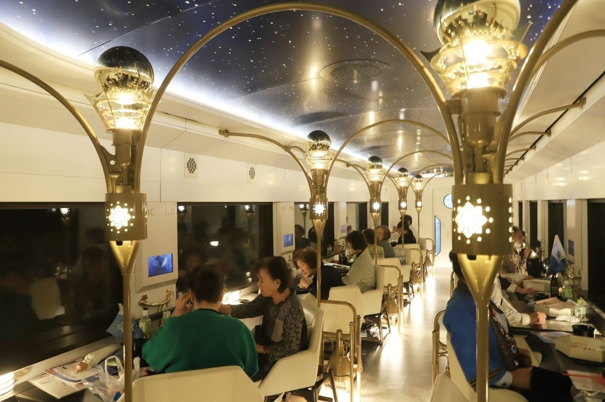 2号車のソラフネは宇宙船をイメージ。トンネルに入ると天井の星空が煌めきを増す