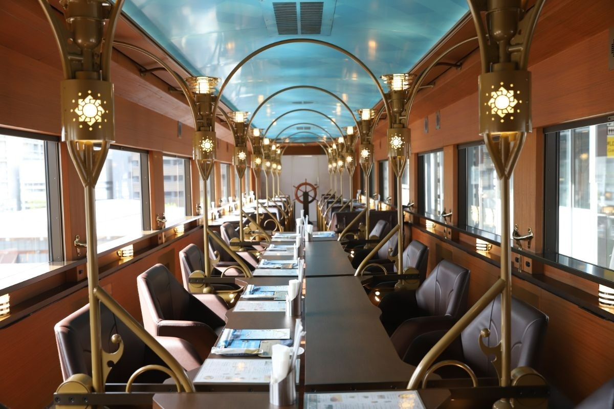 1号車のクロフネは蒸気船がモチーフ。ライトのシェードは土佐和紙