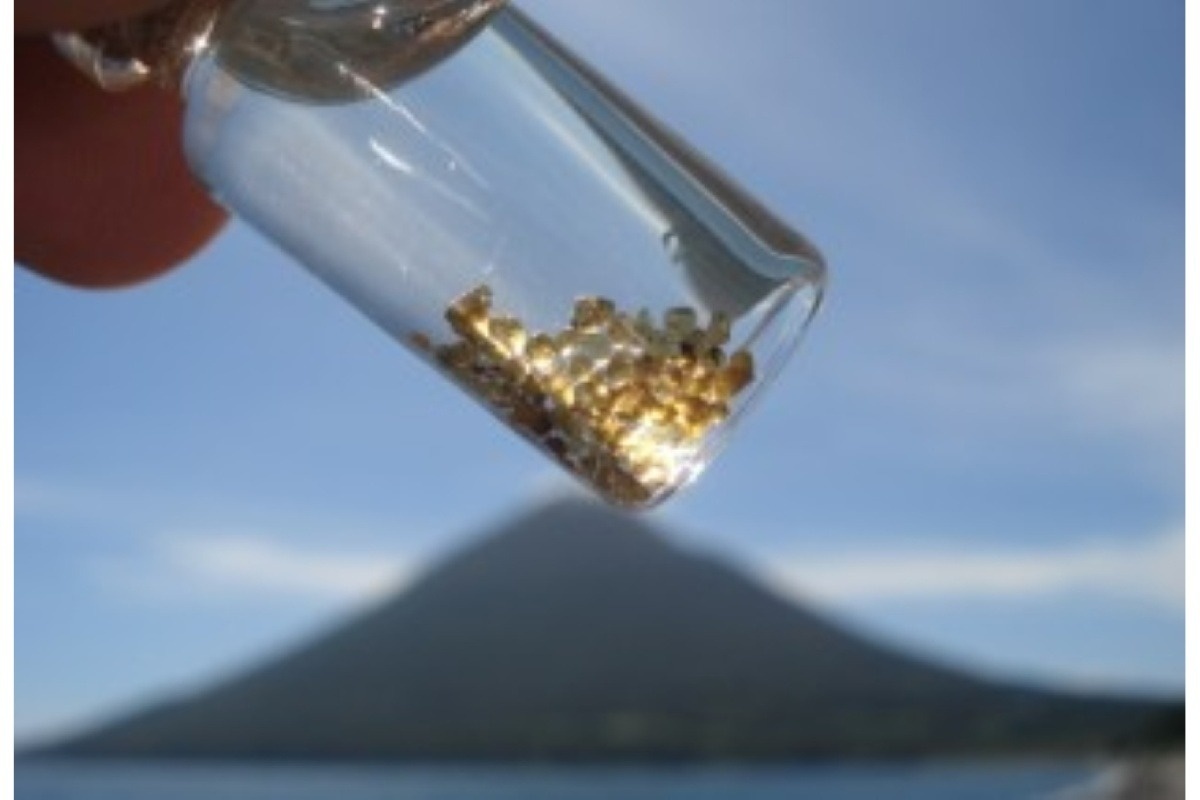 陽に照らされてきらきらと輝くオリビン