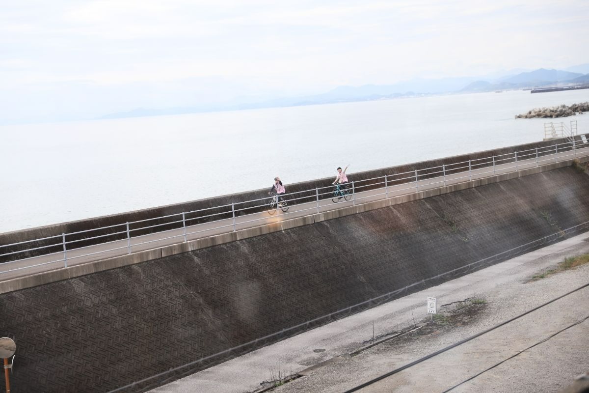 サイクリングロードで列車と並走！