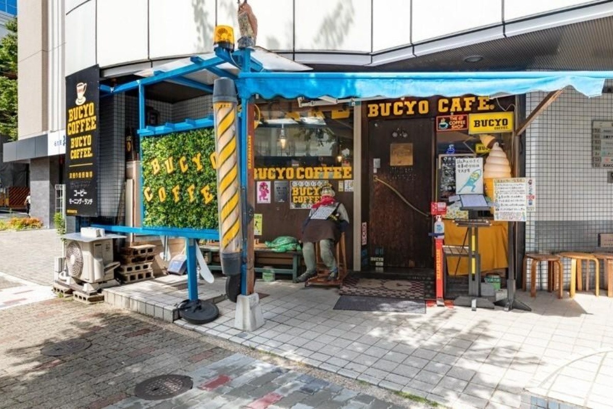 ビビッドなブルーが目印の外観