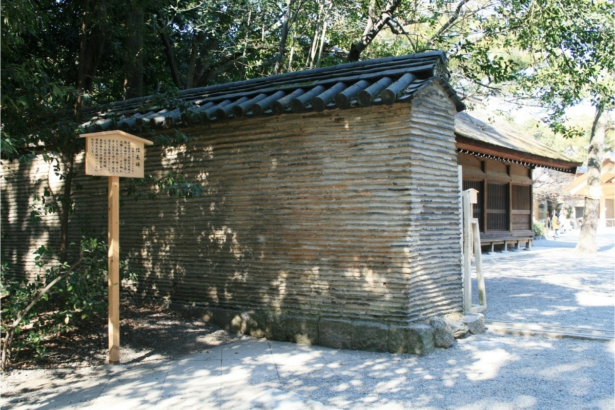 織田信長が大勝した礼として奉納したといわれる「信長塀」