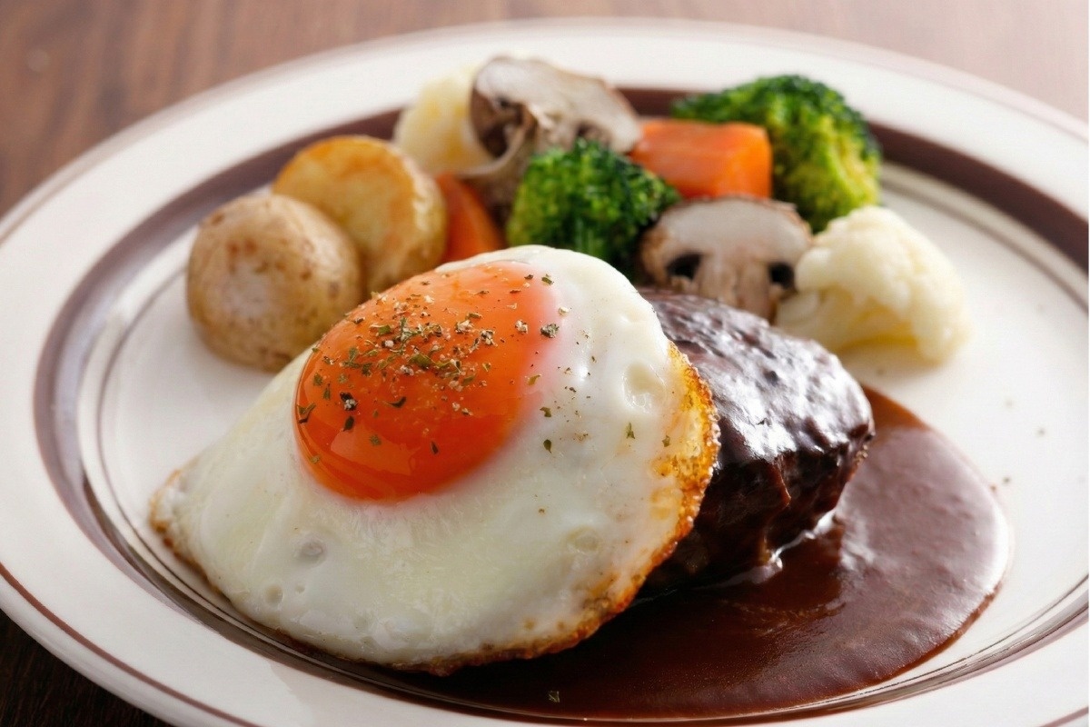 神戸牛の特製ハンバーグ、目玉焼き追加（150g3190円）