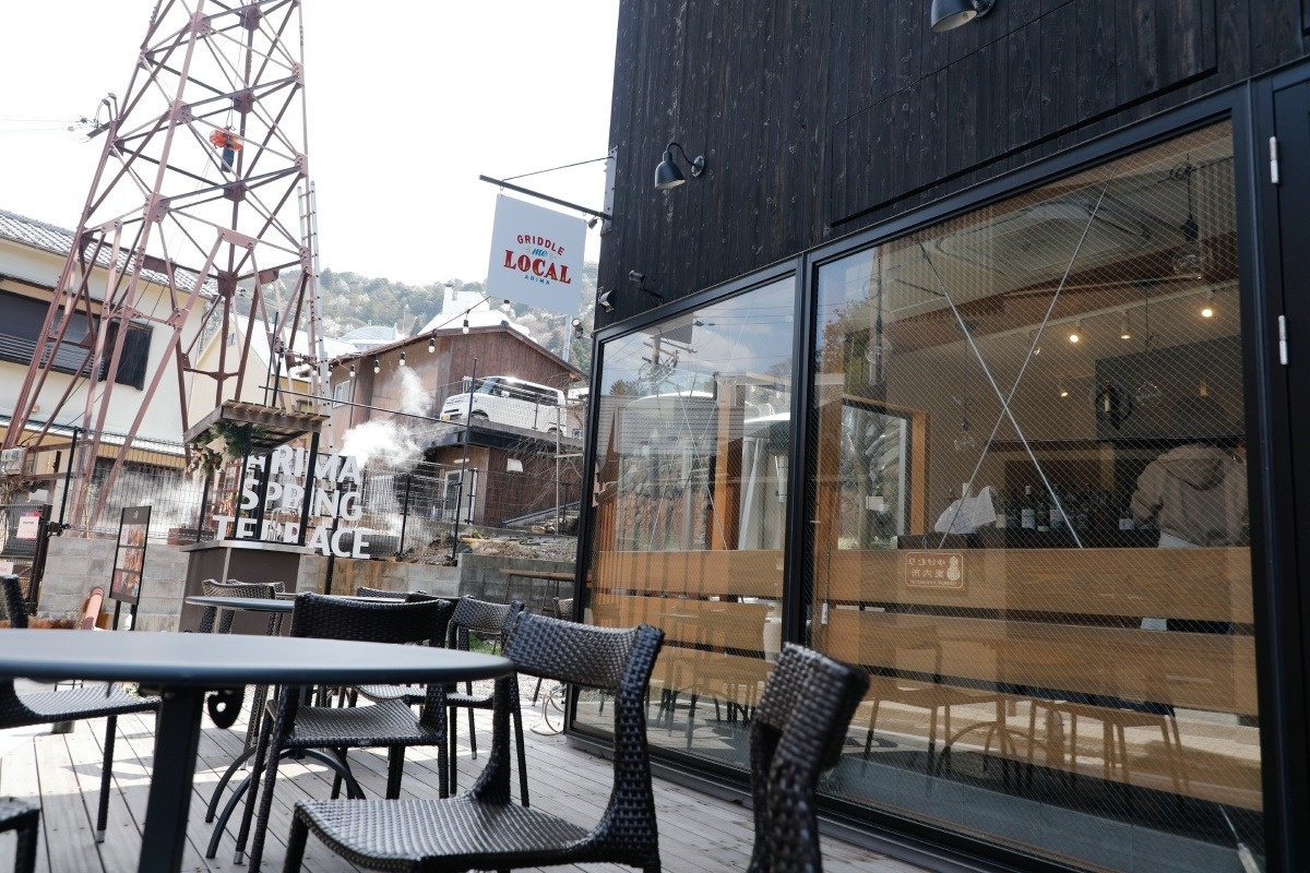 源泉を眺めながらテラスでのんびり