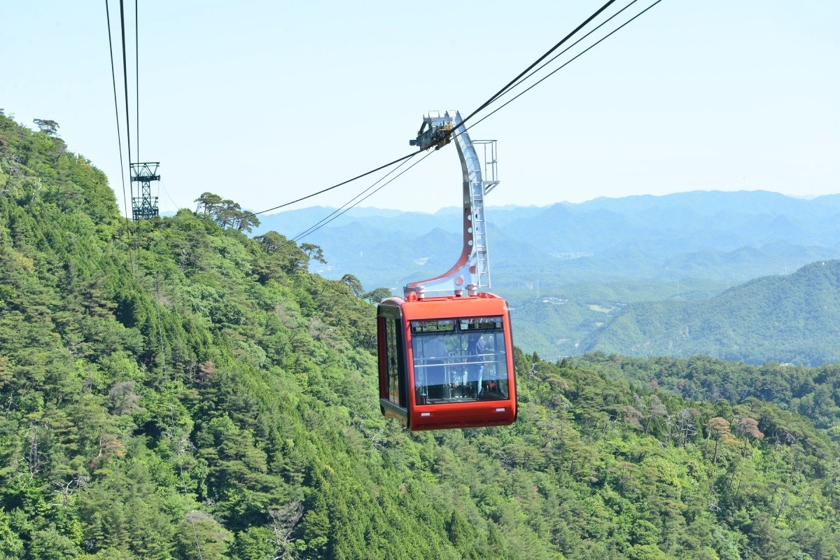 眼下の山並みを眺めながら山頂へ