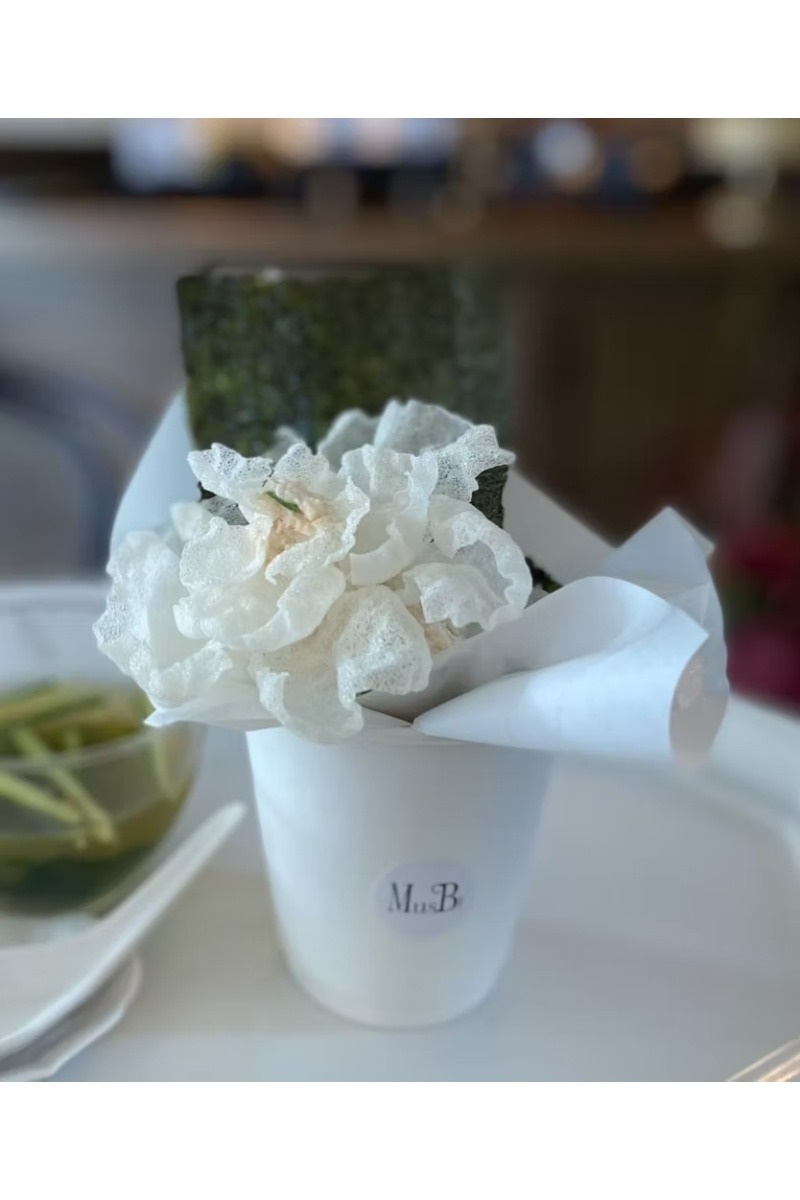 ライスペーパーで花びらを表現したブーケプレートは1980円