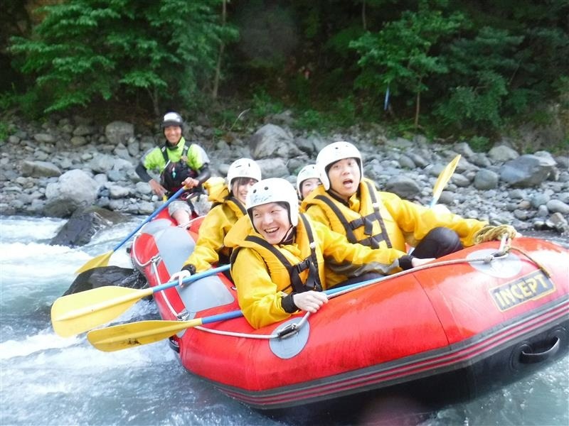 ゴムボートに乗ってラフティング。1,2名乗りのダッキー＆パックラフトも人気のアクティビティだ
