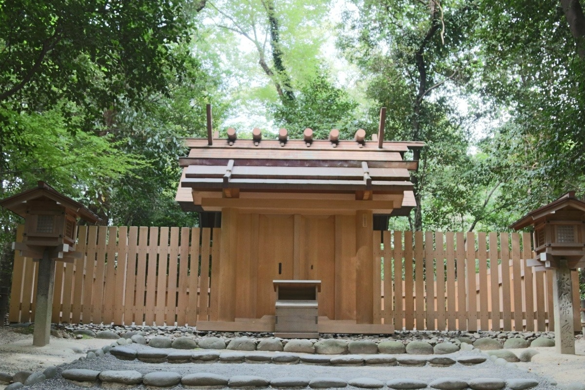 境内の北西に鎮座する一之御前神社