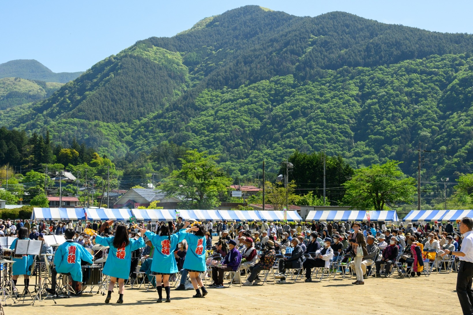 歌謡ショーやゆるキャラとの撮影会も開催。毎年恒例の人気イベントだ