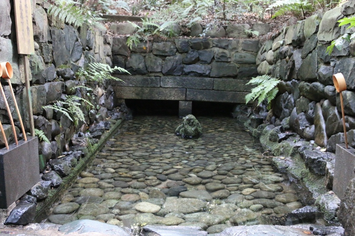 美肌によいという信仰がある清水社裏の清水