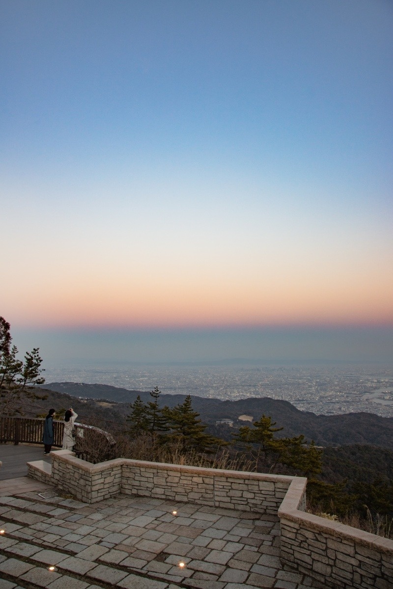 ガーデンテラスの眺望スポットから眼下に街並みが望める ©一般財団法人神戸観光局