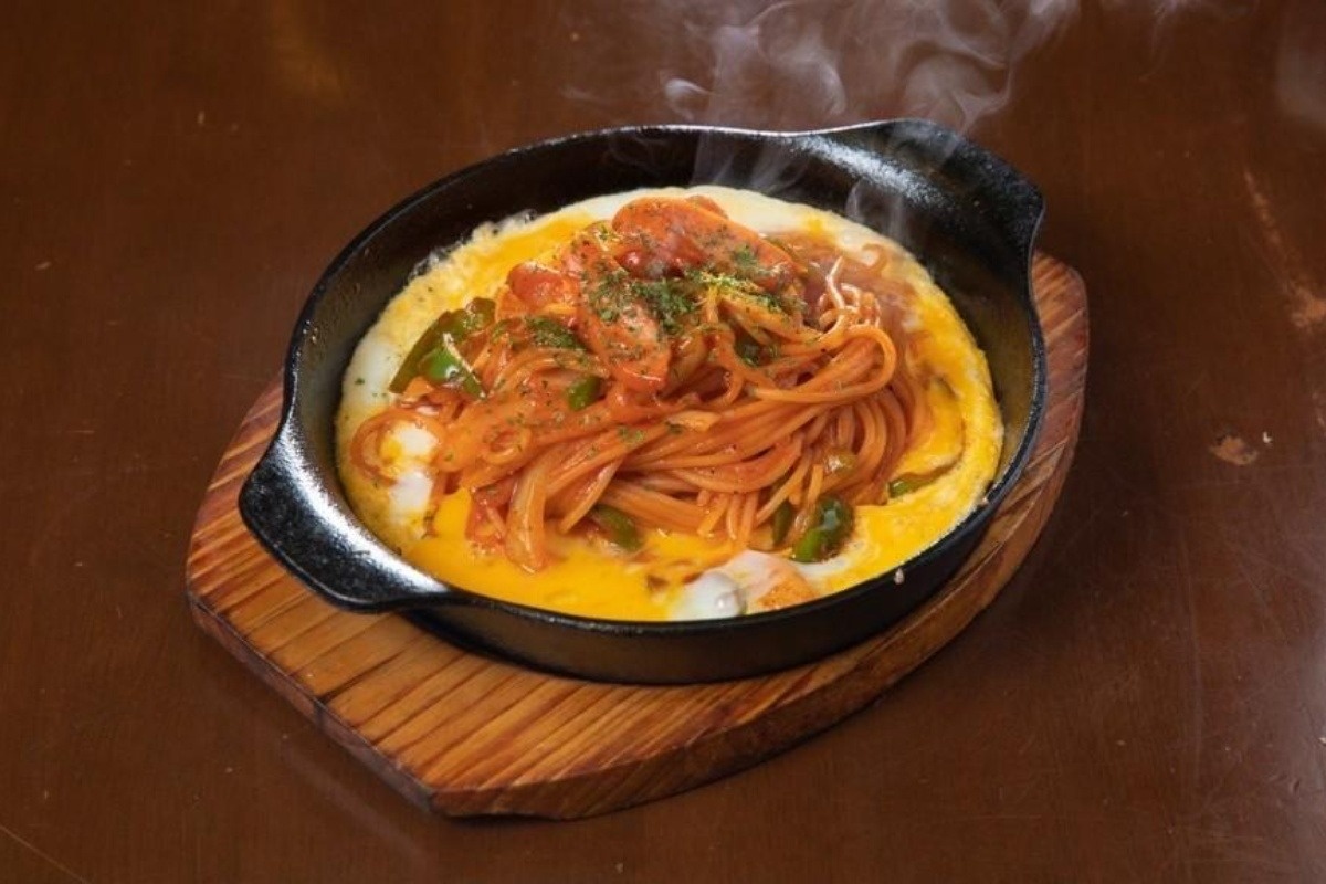 ケチャップたっぷり、熱々の鉄板ナポリタンセット（1450円）