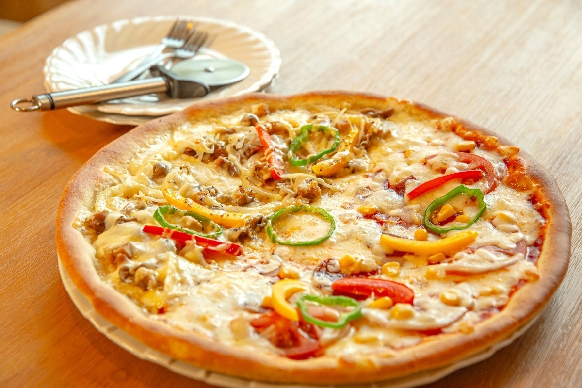 2種類が味わえる蕎麦粉入りピザ（1800円）