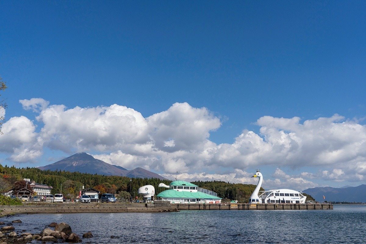 平日はカフェとなる「かめ丸」からも山々を眺められる