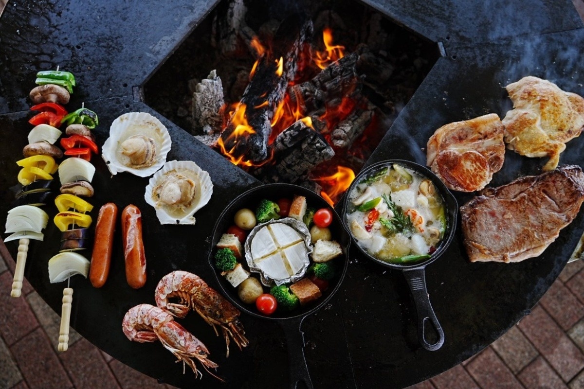 グランピングでは地元産野菜をはじめ、豪華食材によるBBQを用意