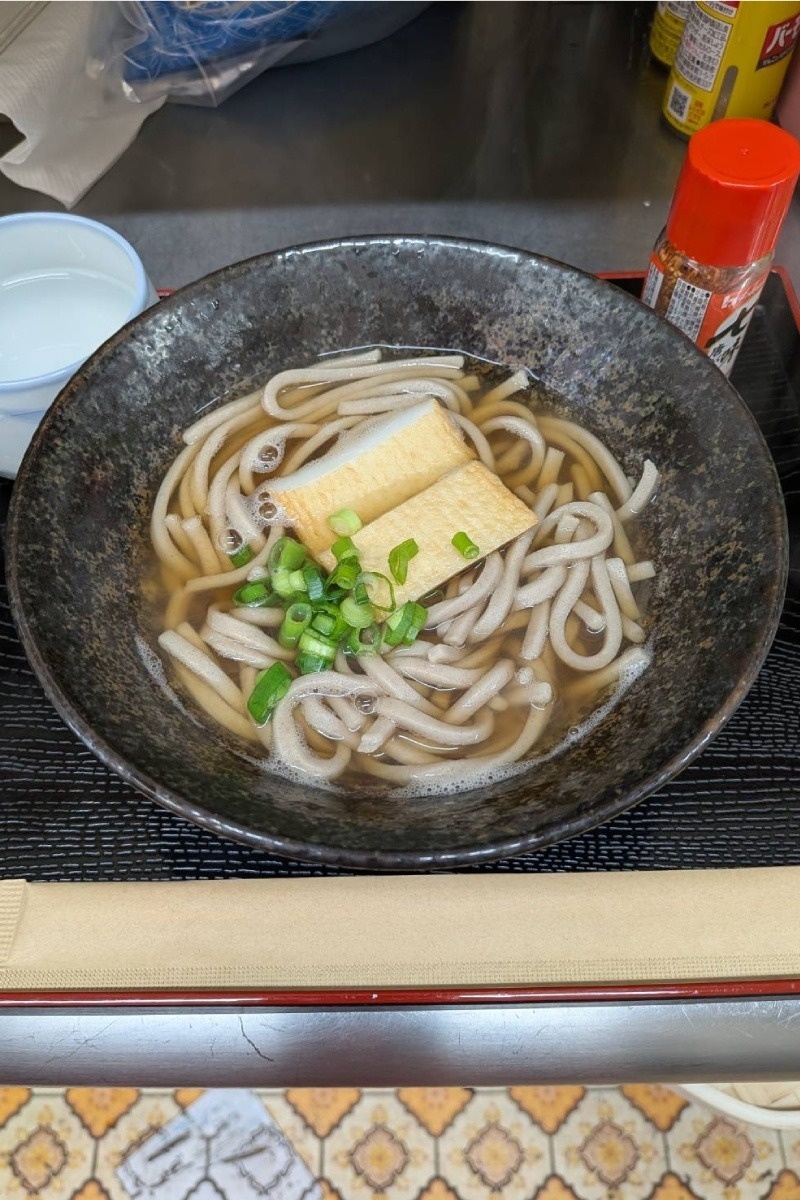 ねりものがトッピングされた祖谷そば（450円）も好評