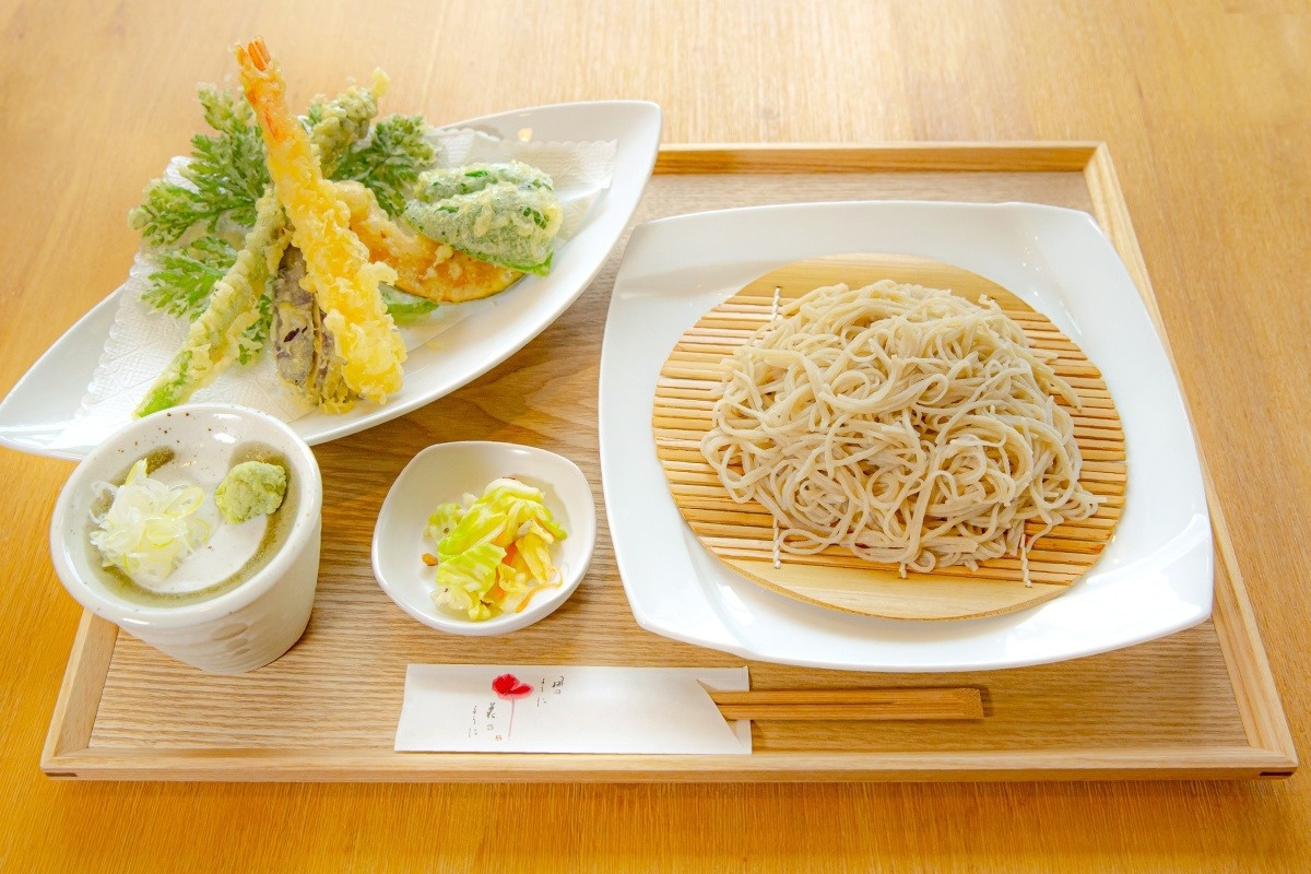 天ぷら皿そば（1550円）