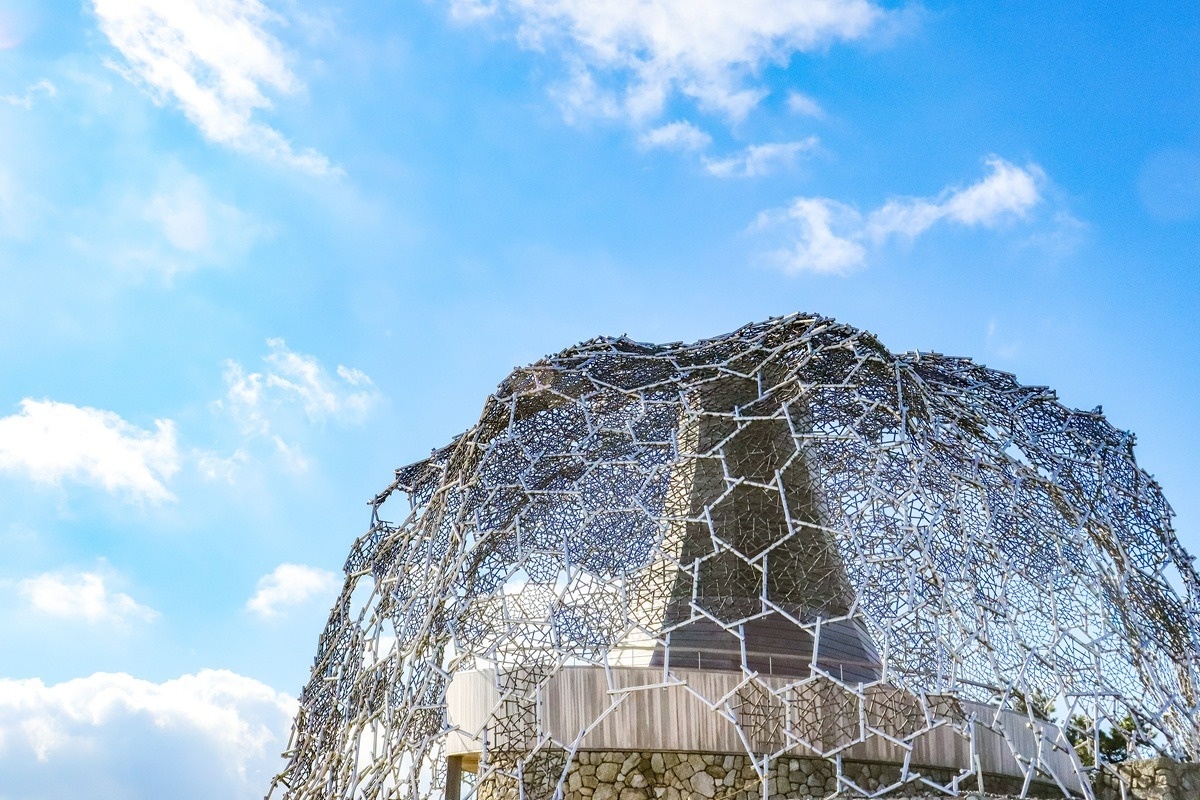 眺望とアート、自然が融合した山上の展望台「六甲枝垂れ」（別途有料） ©一般財団法人神戸観光局